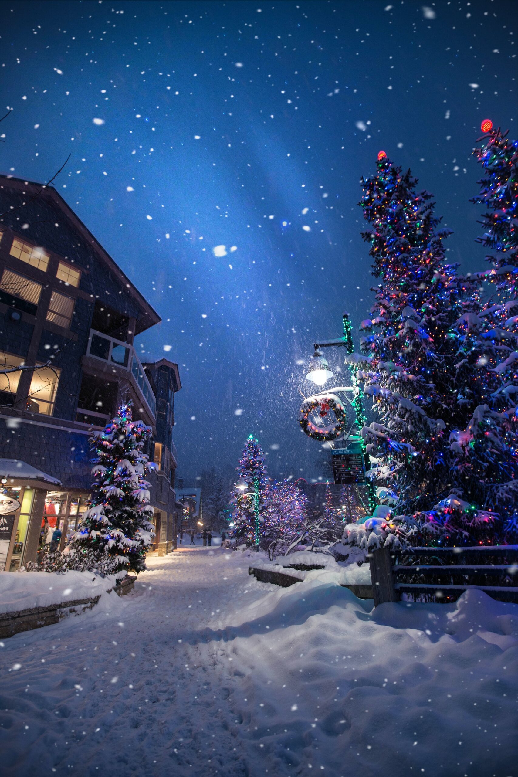 roberto-nickson-5PQn41LFsQk-unsplash christmas activities snowy street